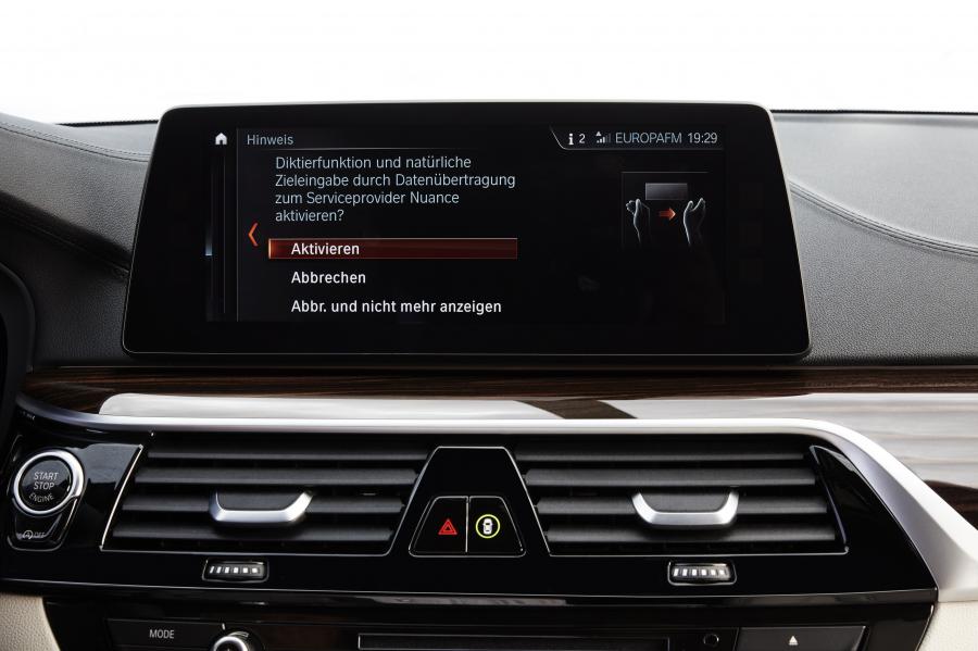 Детали интерьера BMW 540i Sedan M Sport 2017 года  (WW) (фото 57 из 98)
